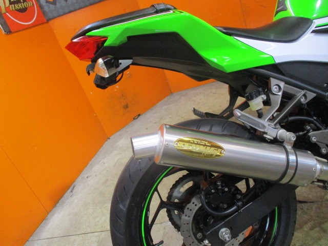 定価６３３００円もする月木のレーシングマフラー装着済み！これで車重がグッドダウン！操作性ＵＰ！！